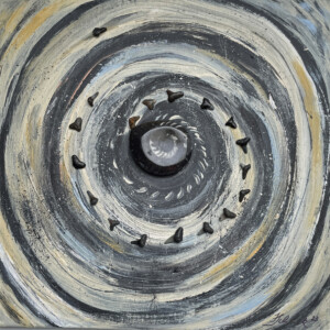 Hai im Kreis, Acryl mit schwarzem Achatstein und Haifischzähnen, 30 x 30 cm, 2023