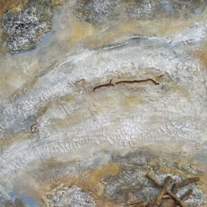 Salzverkrustungen im Salar de Atacama, Acryl mit Marmormehl, Krakeliermedium, Sand und Objekten, 40 x 50 cm, 2024